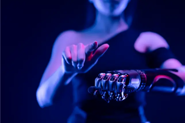 Femme avec un bras bionic ayant fais l'adoption de l'IA